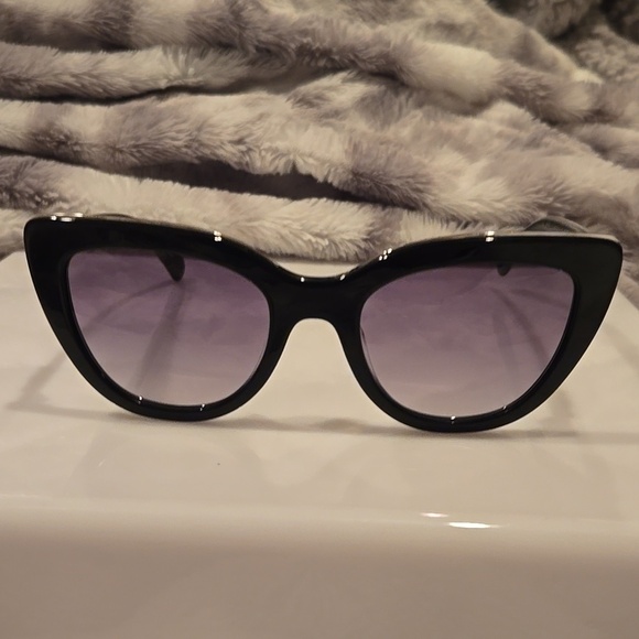 Longchamp Paris Black Cat-Eye Sunglasses with Gradient Lenses Brand New In Case main image 13
